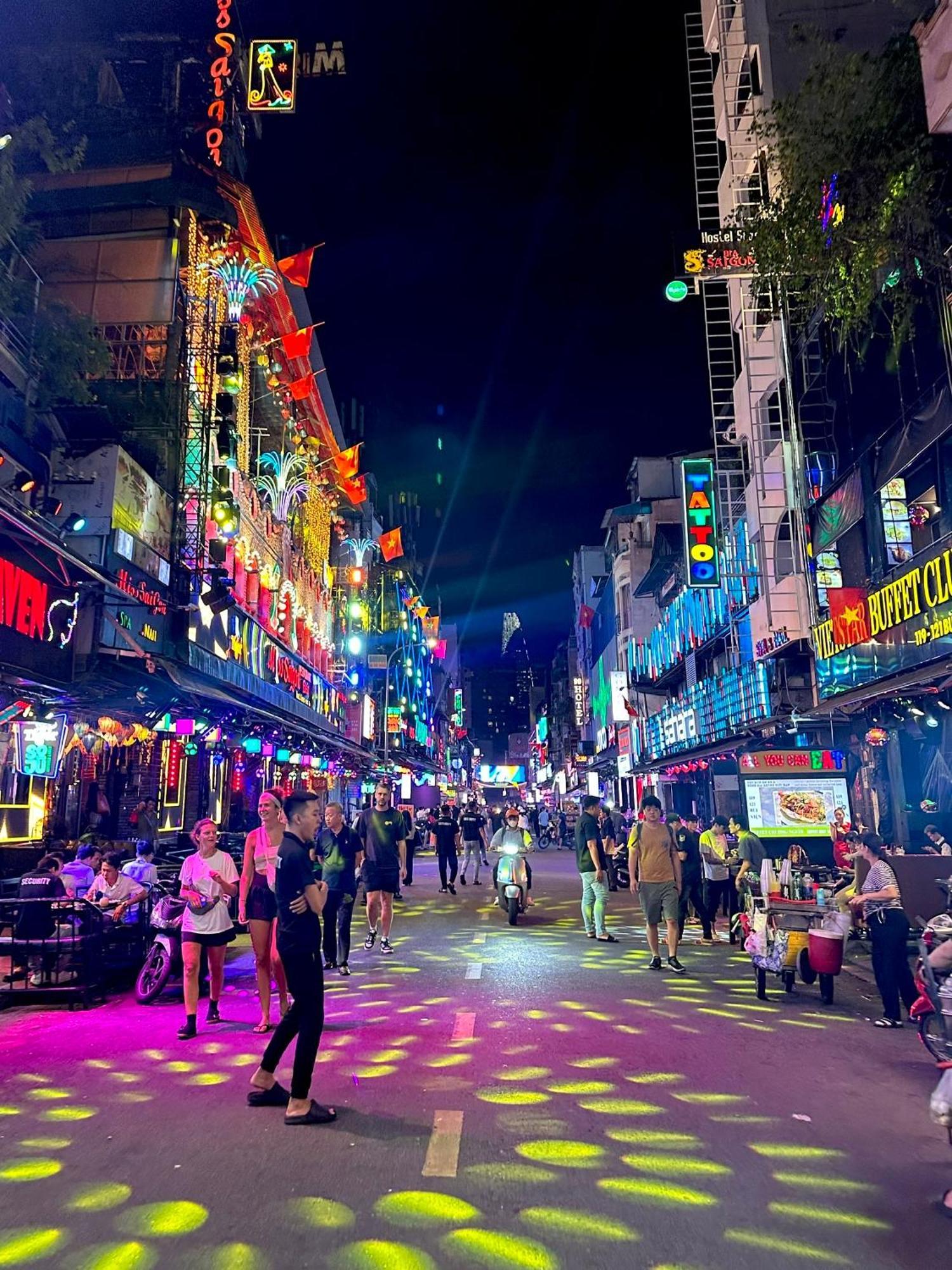 The Hidden Hogwarts - Nearly Bui Vien Walking Street Aparthotel Хошимин Екстериор снимка